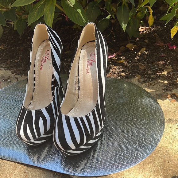 Size 7 Zebra platform pumps… so comfortable! Can wear to any occasion…. - Picture 9 of 17